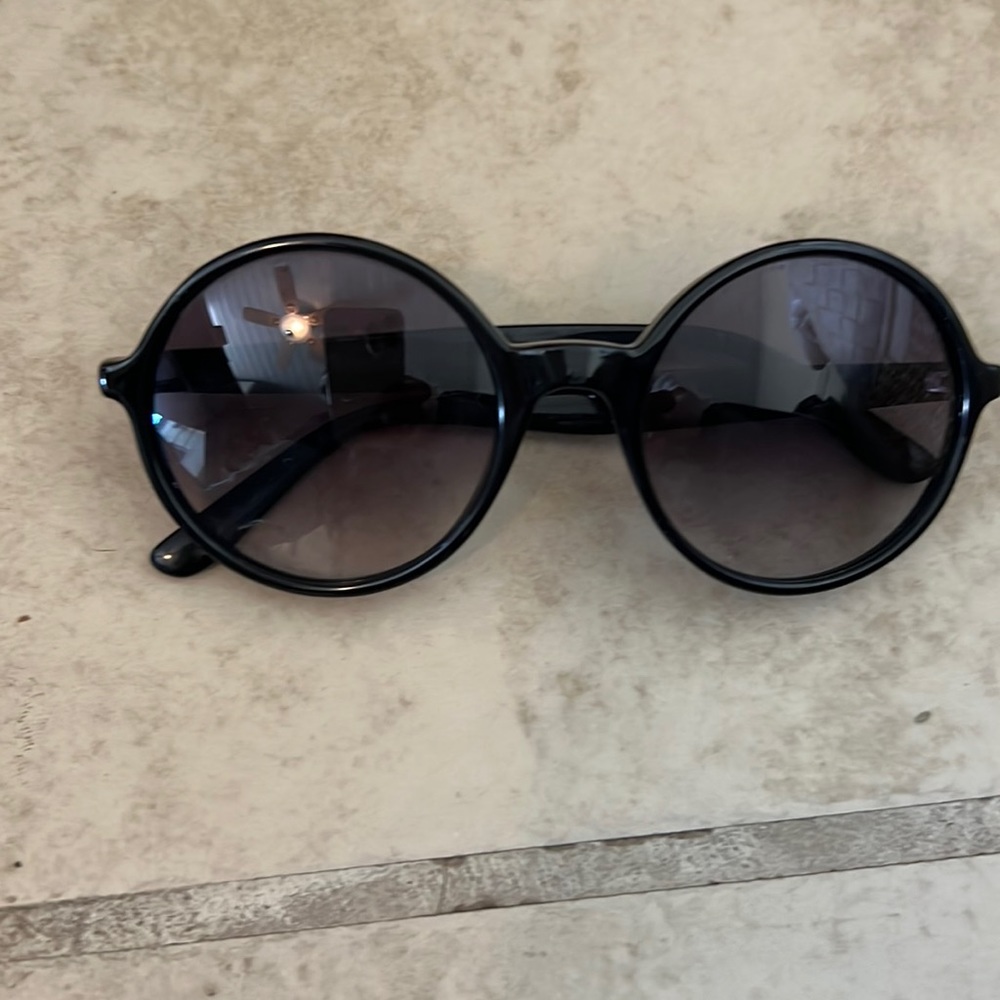 Adorable on, round blk, only worn 2x. No flaws on lenses or frames